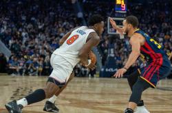 爱游戏体育-纽约尼克斯训练开放日，转会期状态回暖引欢呼，欧篮联在即，赛程密集仍需轮换-爱游戏体育