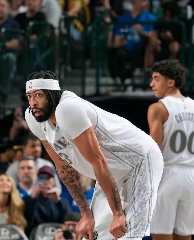 浓眉哥在TES比赛中险胜,出色防守引发热议!赛场气氛高涨 浓眉哥在TES比赛中险胜,出色防守引发热议!赛场气氛高涨