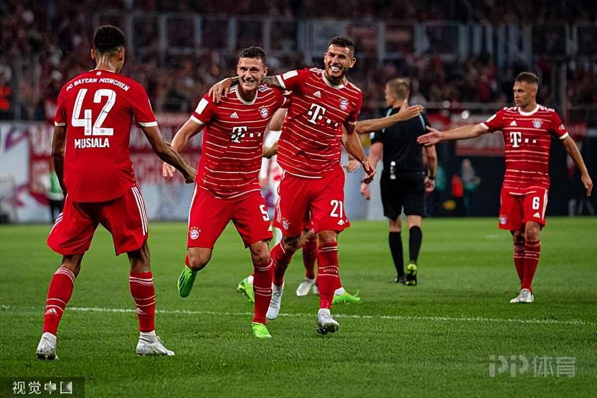 法兰克福训练开放日,清晨门线救险引欢呼,法甲在即,心理建设被强调 法兰克福训练开放日,清晨门线救险引欢呼,法甲在即,心理建设被强调