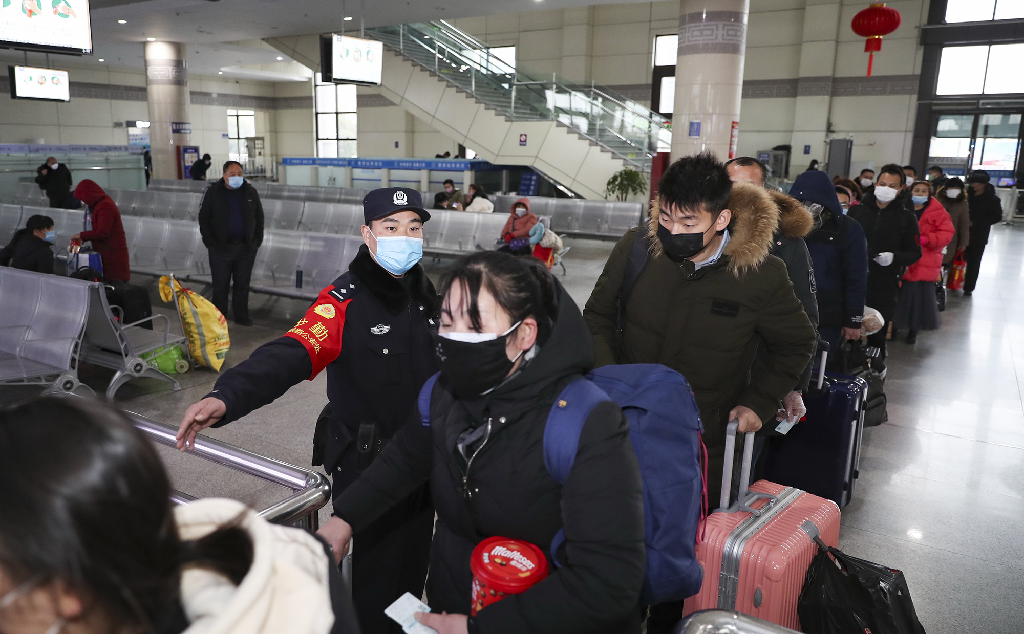 法国杯赛程吃紧，深圳男篮今晨临场应变，赛场秩序良好，控场能力受关注